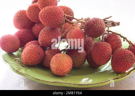 Litschis auf Keramikplatte Stockfoto