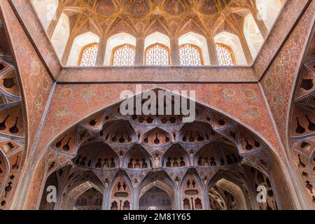 ISFAHAN, IRAN - 9. JULI 2019: Dekorationen der Musikhalle im Ali-Qapu-Palast in Isfahan, Iran Stockfoto