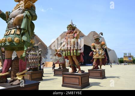 Statuen der Food People von Dante Ferretti am Eingang der Expo Milano 2015. Universelle Allegorie von Arbeitsplätzen, die geschaffen wurden, um Menschen zu ernähren. Essen. Stockfoto