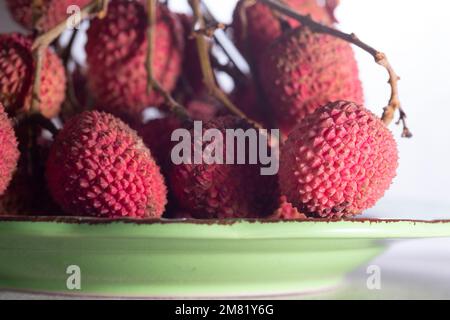 Litschis auf Keramikplatte Stockfoto