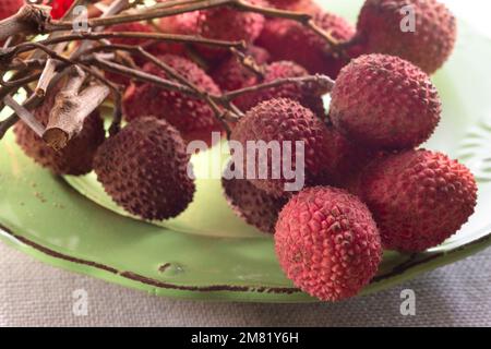 Litschis auf Keramikplatte Stockfoto