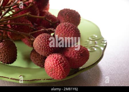 Litschis auf Keramikplatte Stockfoto