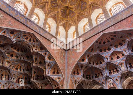 ISFAHAN, IRAN - 9. JULI 2019: Dekorationen der Musikhalle im Ali-Qapu-Palast in Isfahan, Iran Stockfoto