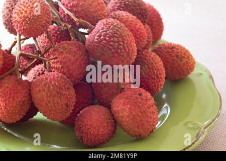 Litschis auf Keramikplatte Stockfoto