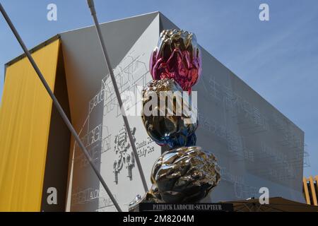 Drei Artischocken-Skulpturen des französischen Bildhauers Patrick Laroche am Eingang zum französischen Pavillon auf der EXPO Milano 2015. Stockfoto