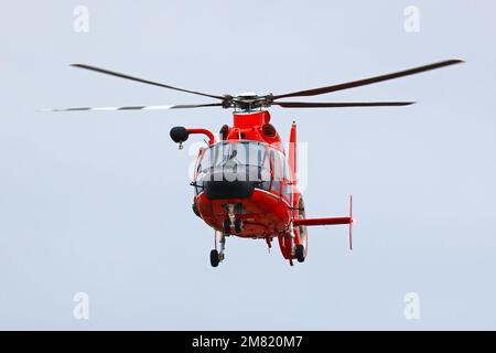 Ein MH-65 Dolphin Helikopter nimmt während des Simulationstrainings zur Aufzugsrettung an der Selfridge Air National Guard Base, Michigan, Teil. Selfridge Air National Guard Base ist eine gemeinsame Militäreinrichtung, in der sich die Luftwaffenstation Detroit der Küstenwache, der 127. Flügel der Michigan Air National Guard und Dutzende von Pächtern auf Bundesebene befinden. Stockfoto