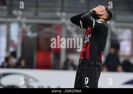 Olivier Giroud vom AC Mailand reagiert am 11. Januar 2023 während des Fußballspiels Coppa Italia 2022/23 zwischen dem AC Mailand und dem Turin FC im San Siro Stadium in Mailand, Italien Stockfoto