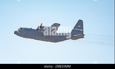 Ein C-130 Hercules-Flugzeug vom 152. Airlift Wing, Nevada Air National Guard, startet über Reno, Nevada, 15. Dezember 2022. Sechs C-130-Flugzeuge aus der anderen 152. AW, 153. AW, 146. AW und 302. AW flogen in einer Interfly-Flugschulung in Nord-Nevada und Kalifornien. (USA Air National Guard – Foto: Senior Airman Thomas Cox) Stockfoto