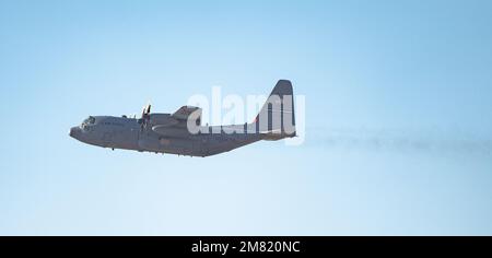 Ein C-130 Hercules-Flugzeug aus dem 302. Airlift Wing (AW), Air Force Reserve, startet über Reno, Nevada, 15. Dezember 2022. Sechs C-130-Flugzeuge aus der anderen 152. AW, 153. AW, 146. AW und 302. AW flogen in einer Interfly-Flugschulung in Nord-Nevada und Kalifornien. (USA Air National Guard – Foto: Senior Airman Thomas Cox) Stockfoto