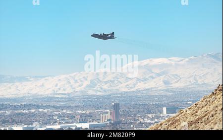 Ein C-130 Hercules-Flugzeug vom 152. Airlift Wing, Nevada Air National Guard, startet über Reno, Nevada, 15. Dezember 2022. Sechs C-130-Flugzeuge aus der anderen 152. AW, 153. AW, 146. AW und 302. AW flogen in einer Interfly-Flugschulung in Nord-Nevada und Kalifornien. (USA Air National Guard – Foto: Senior Airman Thomas Cox) Stockfoto