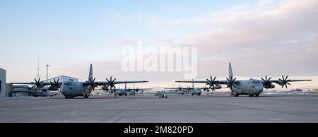 Vier C-130 Hercules-Flugzeuge aus dem 152. Airlift Wing (AW), 153. AW und 302. AW und zwei C-130J Super Hercules aus dem 146. AW Park auf der Nevada Air National Guard Base, Reno, Nevada, 15. Dezember 2022. Alle vier Flügel flogen zusammen in einer Interfly-Flugtraining-Mission über Nord-Nevada und Kalifornien. (USA Air National Guard – Foto: Senior Airman Thomas Cox) Stockfoto