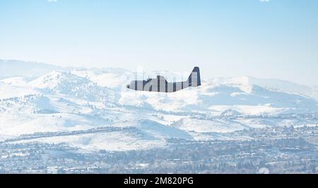 Ein C-130 Hercules-Flugzeug vom 152. Airlift Wing, Nevada Air National Guard, startet über Reno, Nevada, 15. Dezember 2022. Sechs C-130-Flugzeuge aus der anderen 152. AW, 153. AW, 146. AW und 302. AW flogen in einer Interfly-Flugschulung in Nord-Nevada und Kalifornien. (USA Air National Guard – Foto: Senior Airman Thomas Cox) Stockfoto