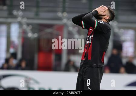 Mailand, Italien. 11. Januar 2023. Olivier Giroud vom AC Milan reagiert während des Fußballspiels Coppa Italia 2022/23 zwischen dem AC Milan und dem Turin FC im San Siro Stadium, Mailand, Italien, am 11. Januar 2023 Kredit: Independent Photo Agency/Alamy Live News Stockfoto