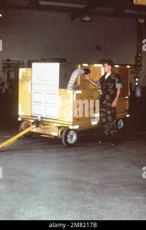 Ein Mitglied des AIMD-Bereichs (Aircraft Intermediate Maintenance Department) prüft die Schlauchverbindungen an einer NCPP-105-Starteinheit für Düsentriebwerke. Basis: Marine Corps Air Station, Yuma Bundesstaat: Arizona (AZ) Land: Vereinigte Staaten von Amerika (USA) Stockfoto