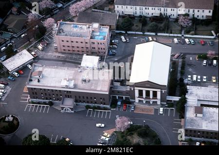 Luftansicht auf Commander Naval Forces Japan/Commander Fleet Activities Headquarters und Yokosuka Administration Building. Basis: Marinestützpunkt, Yokosuka Land: Japan (JPN) Stockfoto