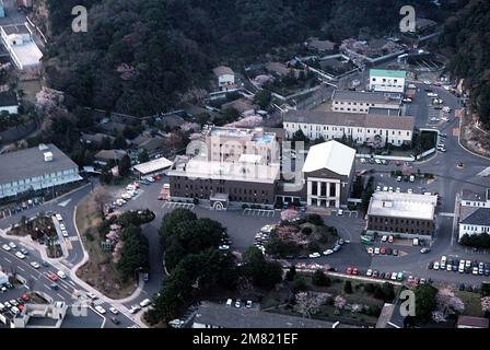 Luftansicht auf Commander Naval Forces Japan/Commander Fleet Activities Headquarters und Yokosuka Administration Building. Basis: Marinestützpunkt, Yokosuka Land: Japan (JPN) Stockfoto