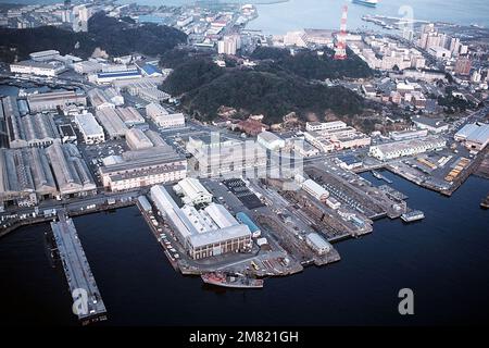 Draufsicht auf Trockendock, Liegeplatz und Rework-Bereich des Schiffs. Basis: Marinestützpunkt, Yokosuka Land: Japan (JPN) Stockfoto