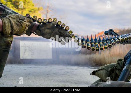 USA Soldaten der Nationalgarde mit New Jerseys B-Truppe, 1. Geschwader, 102. Kavallerie-Regiment feuert das m2. Maschinengewehr auf die Fort Dix Ranges auf der Joint Base McGuire-Dix-Lakehurst, New Jersey, 6. Januar 2023. Die Soldaten schossen auf der Nullstrecke, um sich auf den Maschinengewehrstand vorzubereiten. (USA National Guard (Foto der Nationalgarde der Armee) von SPC Michael Schwenk) Stockfoto