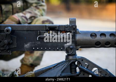 EIN US-AMERIKANISCHER Soldat der Nationalgarde mit der B-Truppe von New Jersey, 1. Geschwader, 102. Kavallerie-Regiment feuert das m2. Maschinengewehr auf die Fort Dix Ranges auf der Joint Base McGuire-Dix-Lakehurst, New Jersey, 6. Januar 2023. Die Soldaten schossen auf der Nullstrecke, um sich auf den Maschinengewehrstand vorzubereiten. (USA National Guard (Foto der Nationalgarde der Armee) von SPC Michael Schwenk) Stockfoto