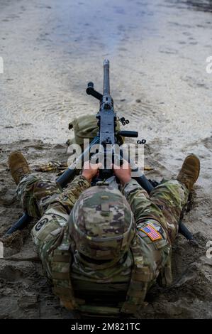 EIN US-AMERIKANISCHER Soldat der Nationalgarde mit der B-Truppe von New Jersey, 1. Geschwader, 102. Kavallerie-Regiment feuert das m2. Maschinengewehr auf die Fort Dix Ranges auf der Joint Base McGuire-Dix-Lakehurst, New Jersey, 6. Januar 2023. Die Soldaten schossen auf der Nullstrecke, um sich auf den Maschinengewehrstand vorzubereiten. (USA National Guard (Foto der Nationalgarde der Armee) von SPC Michael Schwenk) Stockfoto