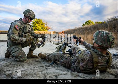 USA Soldaten der Nationalgarde mit New Jerseys B-Truppe, 1. Geschwader, 102. Kavallerie-Regiment feuert das m2. Maschinengewehr auf die Fort Dix Ranges auf der Joint Base McGuire-Dix-Lakehurst, New Jersey, 6. Januar 2023. Die Soldaten schossen auf der Nullstrecke, um sich auf den Maschinengewehrstand vorzubereiten. (USA National Guard (Foto der Nationalgarde der Armee) von SPC Michael Schwenk) Stockfoto