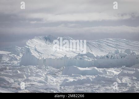 Große Eisberge, die über dem Meer schweben Stockfoto