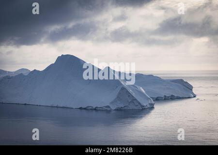 Große Eisberge, die über dem Meer schweben Stockfoto