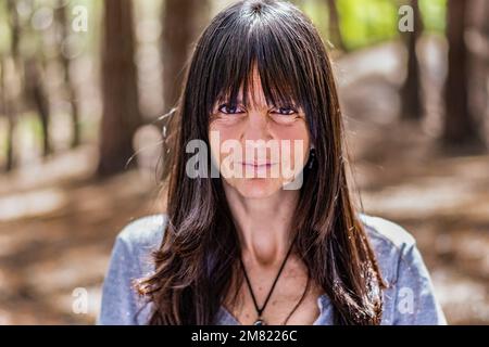 Porträt einer Frau, die draußen in die Kamera schaut Stockfoto