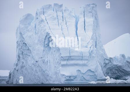 Große Eisberge, die über dem Meer schweben Stockfoto