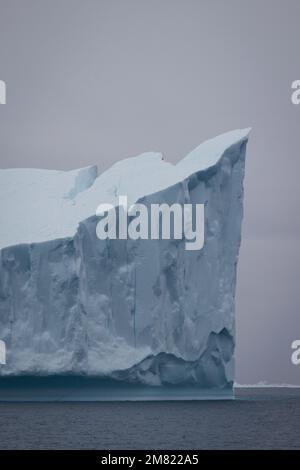 Große Eisberge, die über dem Meer schweben Stockfoto