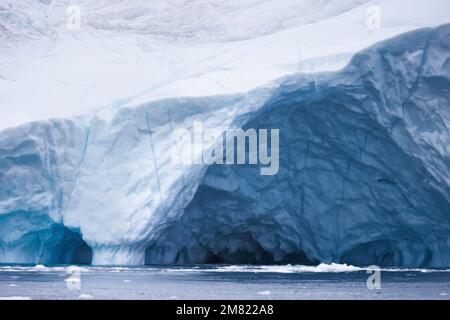 Große Eisberge, die über dem Meer schweben Stockfoto