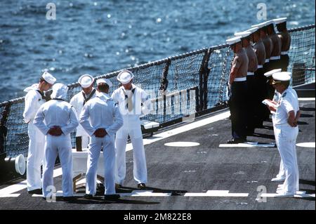 Besatzungsmitglieder und Marines an Bord des Schlachtschiff USS IOWA (BB 61) nehmen an der Beerdigung von Blaine Railey, einem ehemaligen Mitglied der Streitkräfte, auf See Teil. Basis: USS Iowa (BB 61) Stockfoto