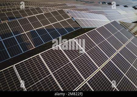 Luftaufnahme von Photovoltaik-Solarmodulen und großer Solarfarm in Maine Stockfoto