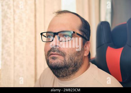 Ein Europäer mit Brille arbeitet an einem Computer Stockfoto