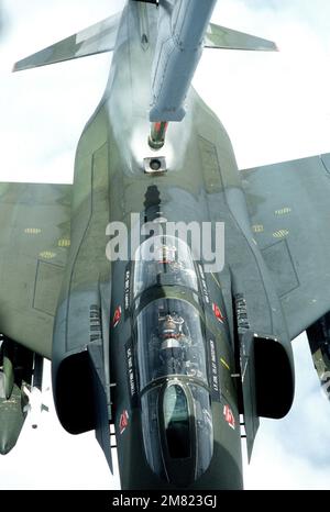 Eine Luft-zu-Luft-Ansicht eines F-4 Phantom II Flugzeugs, das sich unter dem Ausleger eines KC-10A Extender befindet, um während des gemeinsamen Australien/Neuseeland/USA-Trainings PITCH BLACK '84 betankt zu werden. Betreff Operation/Serie: PECHSCHWARZ '84 Land: Unbekannt Stockfoto