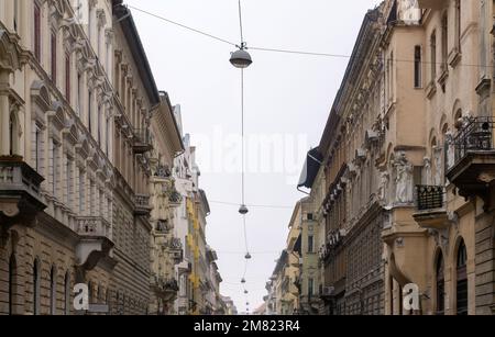 Laternen über einer Straße in der Altstadt von Budapest Stockfoto