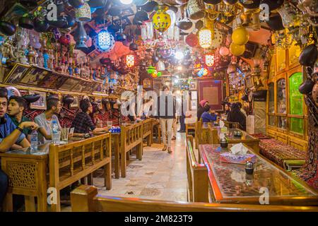 ISFAHAN, IRAN - 10. JULI 2019: Das Innere des Azadegan Tea House in Isfahan, Iran Stockfoto