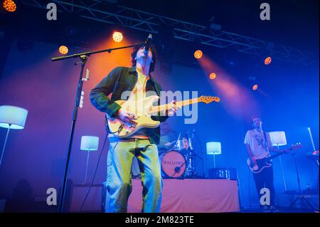 Manchester, Großbritannien. 11. Januar 2023. Dylan Minnette, Braeden Lemasters und Cole Preston von der Band Wallows treten in der Manchester Academy auf. 2023-01-11. Kredit: Gary Mather/Alamy Live News Stockfoto