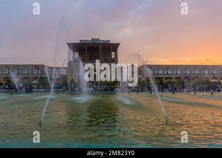 ISFAHAN, IRAN - 10. JULI 2019: Ali-Qapu-Palast hinter Brunnen am Naqsh-e Jahan-Platz in Isfahan, Iran Stockfoto