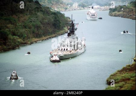 Ein Steuerbord-Blick auf das Schlachtschiff USS NEW JERSEY (BB 62) während seiner Durchfahrt über die kontinentale Wasserscheide am Gaillard Cut, auf dem Weg zu den Pedro Miguel Locks. Das britische Kreuzfahrtschiff SS ISLAND PRINCESS kann vor DEM NEW JERSEY gesehen werden, wie es die Schleusen betritt. Staat: Kanalzone Land: Panama (PAN) Stockfoto