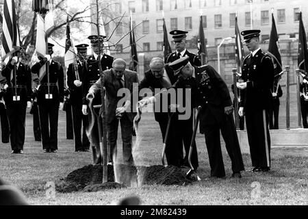 Senator Strom Thurmond aus South Carolina, Left, Minister der Armee John O. Marsh Jr., Center und GENERALSTABSCHEF der Armee JOHN A. Wickham Jr. Gießen Sie Sand von den Stränden der Normandie in Frankreich während einer Baumpflanzzeremonie am Arbor Day außerhalb des Pentagon in ein Loch. Der Baum wird denjenigen gewidmet, die vor fast 40 Jahren bei der D-Day-Invasion der Normandie gedient haben. Basis: Arlington Bundesstaat: Virginia (VA) Land: Vereinigte Staaten von Amerika (USA) Stockfoto