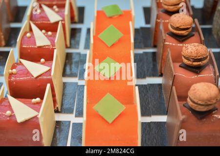 Französisches Gebäck. Schokolade Kuchen auf dem Display eine Konditorei in Frankreich. Stockfoto