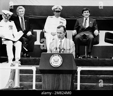 Vizepräsident George H. Bush spricht während der Zeremonie für das Schlachtschiff USS IOWA (BB 61). Hinter ihm sitzen von rechts nach links: Der Sekretär der Marine John F. Lehman Jr., Admiral Wesley McDonald, Oberbefehlshaber der US-Atlantikflotte, und Captain Gneckow, Befehlshabender Offizier. Das IST das dritte Mal, dass die IOWA in Betrieb genommen wird. Basis: Pascagoula Bundesstaat: Mississippi (MS) Land: Vereinigte Staaten von Amerika (USA) Stockfoto