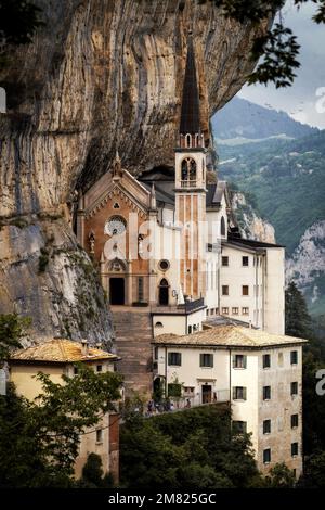 Madonna della Corona in Italien, aufgenommen im Mai 2022 Stockfoto