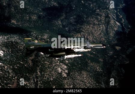 Eine Air-to-Air-Seitenansicht eines F-4G Advanced Wild Weasel Phantom II Flugzeugs aus dem taktischen Kampfgeschwader 561. Die F-4G ist mit EINER ELEKTRONISCHEN AN/ALQ-119-Abwehrvorrichtung, zwei AGM-45-Shrike-Raketen, einer AGM-65-Maverick-Rakete auf der Innenseite des rechten Flügels und einer AGM-78-Standard-Abstrahlungsrakete auf dem linken Flügelpylon ausgestattet. Staat: Kalifornien (CA) Land: Vereinigte Staaten von Amerika (USA) Stockfoto