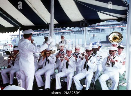 Der Oberbefehlshaber der US Atlantic Fleet Band tritt während der Zeremonie für das nuklearbetriebene Angriffs-U-Boot USS SALT LAKE CITY (SSN 716) auf. Basis: Norfolk Bundesstaat: Virginia (VA) Land: Vereinigte Staaten von Amerika (USA) Stockfoto