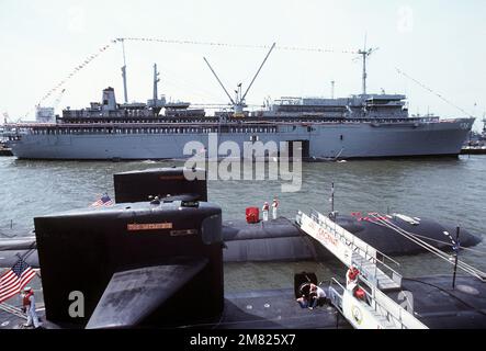 Die nuklearbetriebenen U-Boote der Los Angeles-Klasse USS CINCINNATI (SSN-693) und USS MEMPHIS (SSN-691) zeigen Fähnrich- und Gewerkschaftler während der Zeremonie für ihr Schwesterschiff, die USS SALT LAKE CITY (SSN-716). Am U-Boot-Tender USS L.Y. SPEAR (AS-36) ist das Atom-U-Boot USS RICHARD B. RUSSELL (SSN-687). Basis: Norfolk Bundesstaat: Virginia (VA) Land: Vereinigte Staaten von Amerika (USA) Stockfoto
