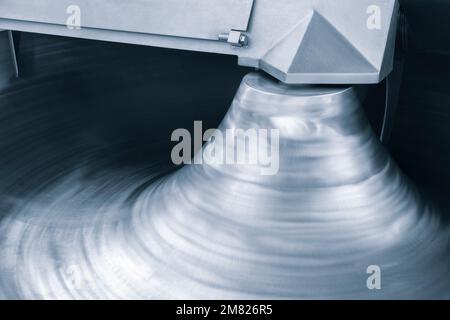 Industrieller, offener Lebensmittelmischer mit Messern in der Lebensmittelindustrie aus Nahaufnahme Stockfoto