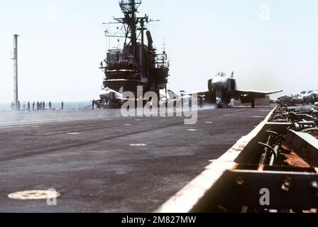 Auf dem Cockpit des Flugzeugträgers USS MIDWAY (CV 41) werden zwei F-4 Phantom II-Flugzeuge für den Start vorbereitet. Basis: USS Midway (CV 41) Land: Pazifik (POC) Stockfoto