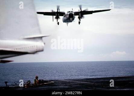 Ein C-2-Windhundflugzeug landet auf dem Flugzeugträger USS MIDWAY (CV-41). Land: Pazifik (POC) Stockfoto